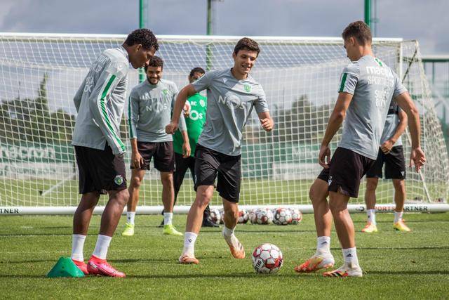 罗德里戈绯闻女友晒沙滩健美照 川字腹肌配小麦色